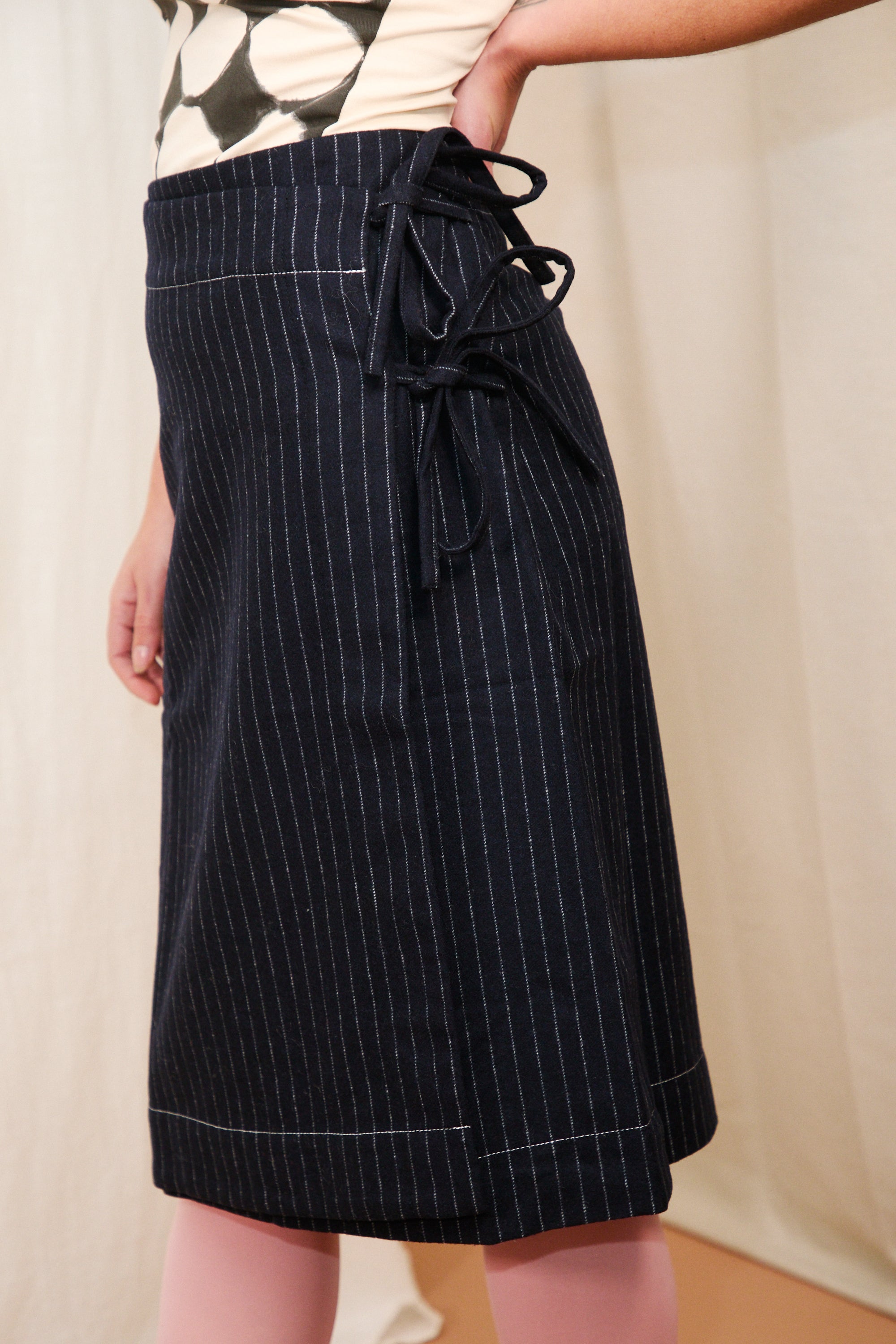 HOSBJERG_RASMINE_SKIRT_DARK_BLUE_PINSTRIPE3.jpg