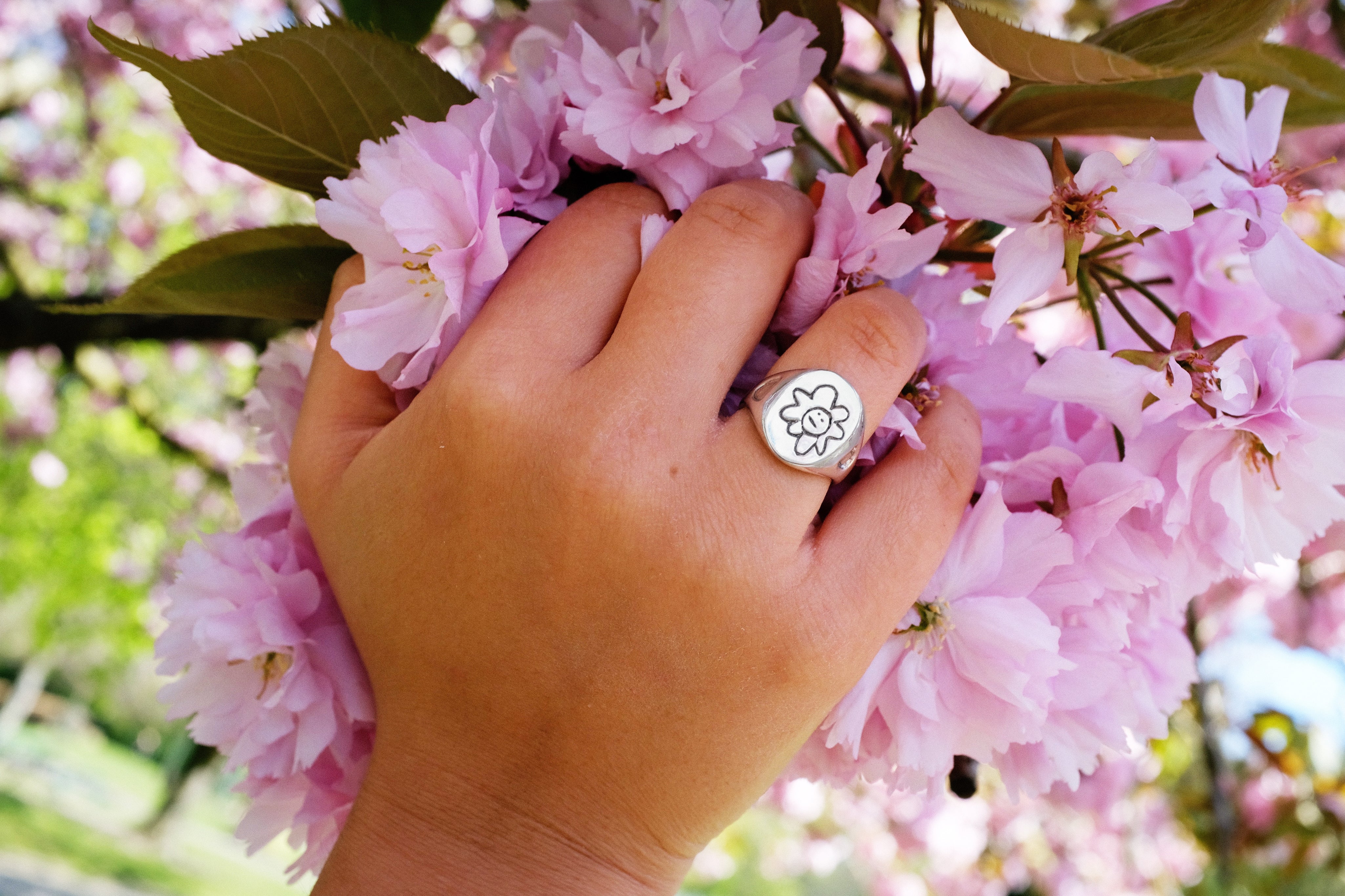 Indifferent daisy signet Sken brand photo