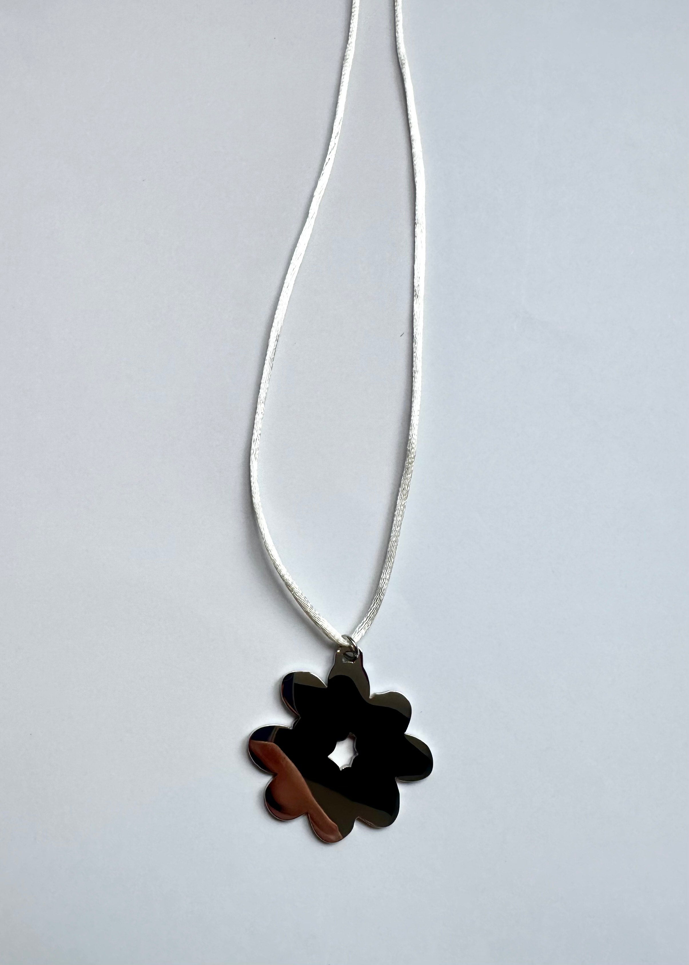 Norah Store July Child Blobby Flower pendant