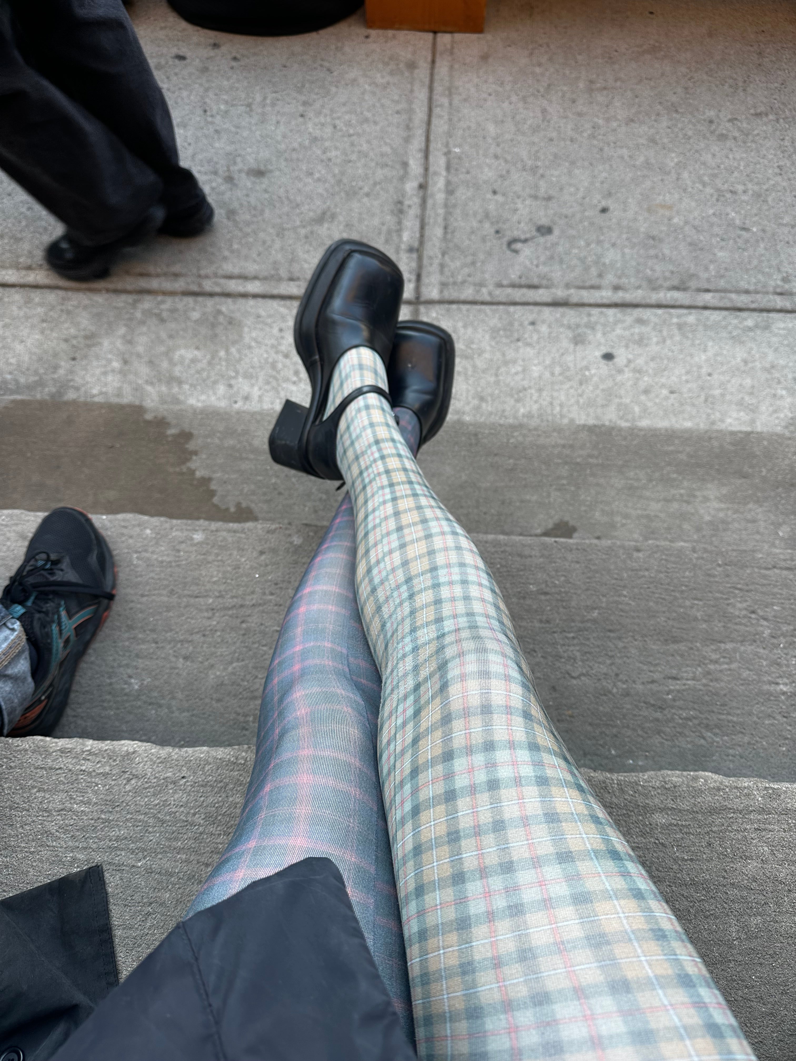 lizzie wearing lauren perrin tights