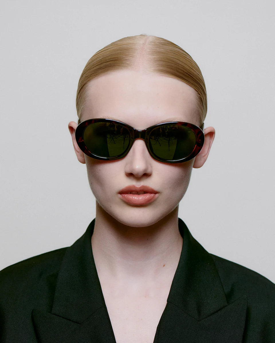 A.KJAERBEDE_ANMA_KL2408_DEMI_TORTOISE_FRONT_WOMAN_960x1200_crop_center_ae15d949-1a10-448a-9c68-52a16bec3f5d.webp