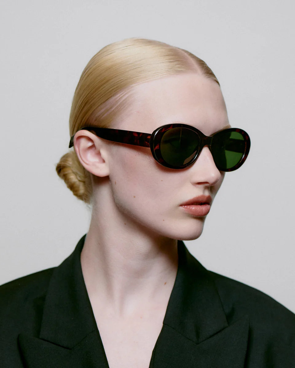 A.KJAERBEDE_ANMA_KL2408_DEMI_TORTOISE_SIDE_WOMAN_960x1200_crop_center_da8aa1bb-fe71-4456-b802-5ca0e5bc7bae.webp
