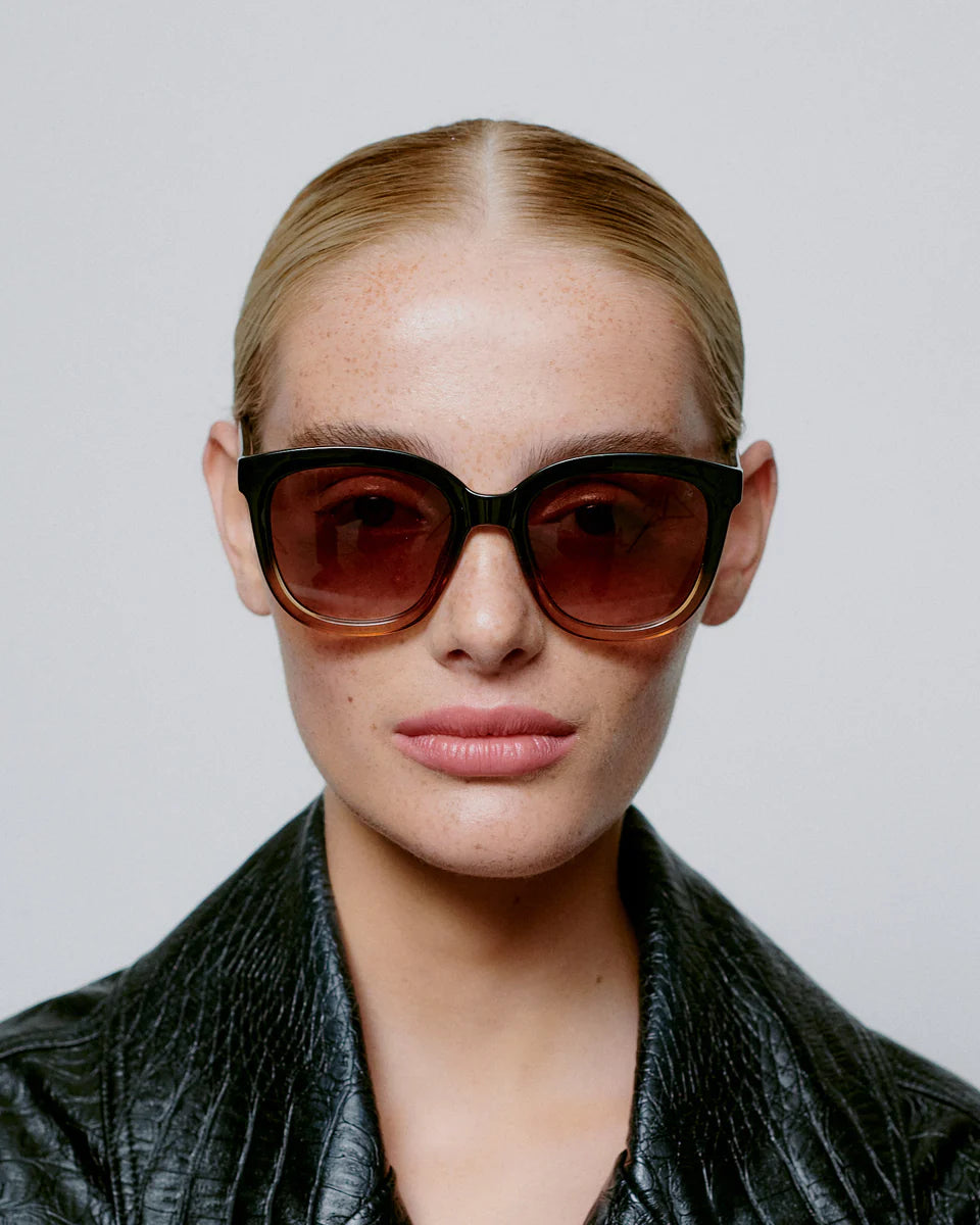 A.KJAERBEDE_BILLY_KL2106_BLACK-BROWN-TRANSPARENT_FRONT_WOMAN_960x1200_crop_center_ee16f3ed-d4cc-4f48-b9c5-851a3fbe866c.webp