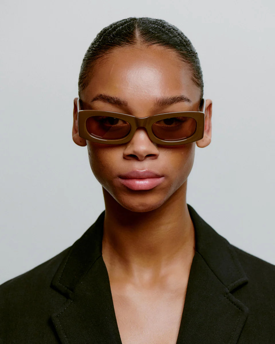 A.KJAERBEDE_FRIDA_CHOCOLATE_FRONT_WOMAN_