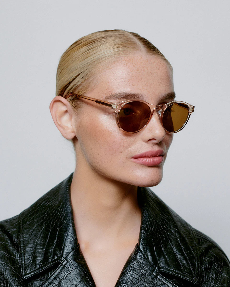 A.KJAERBEDE_MARVIN_KL1708_CHAMPAGNE_SIDE_WOMAN_960x1200_crop_center_500b940f-3873-414a-a0a4-42e269e5e7ba.webp
