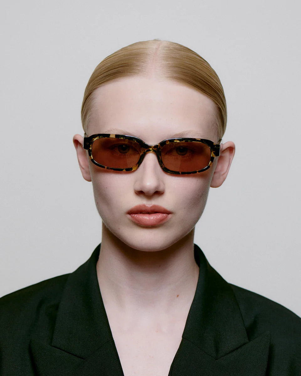 A.KJAERBEDE_WILL_BLACKYELLOW_TORTOISE_e75e074a-8337-4a44-bfd7-8f1fa31ac105.webp