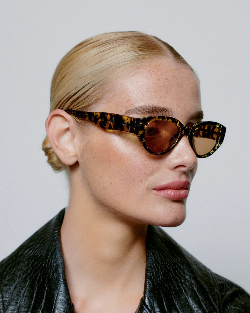A.KJAERBEDE_WINNIE_18315_BLACK-YELLOW-TORTOISE_SIDE_WOMAN_960x1200_crop_center_443ce6d6-63ea-4304-9512-e813d82c572e.webp