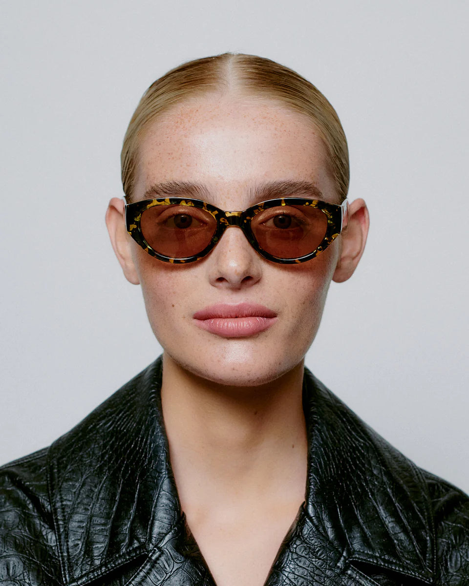 A.KJAERBEDE_WINNIE_18315_BLACK_YELLOW-TORTOISE_FRONT_WOMAN_960x1200_crop_center_ee9124a3-28bd-4826-a743-95e2d7ba3da8.webp