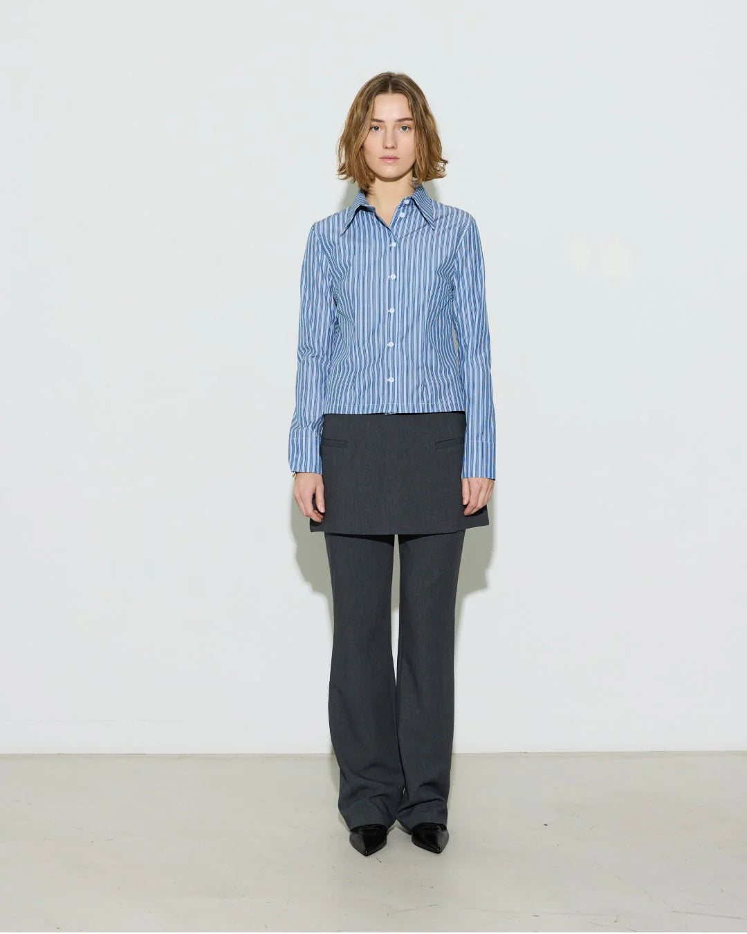Hosbjerg-TALIA-SHIRT_5_1900x2532_crop_center_bc941149-e0ea-443b-874f-045925b022b2.webp