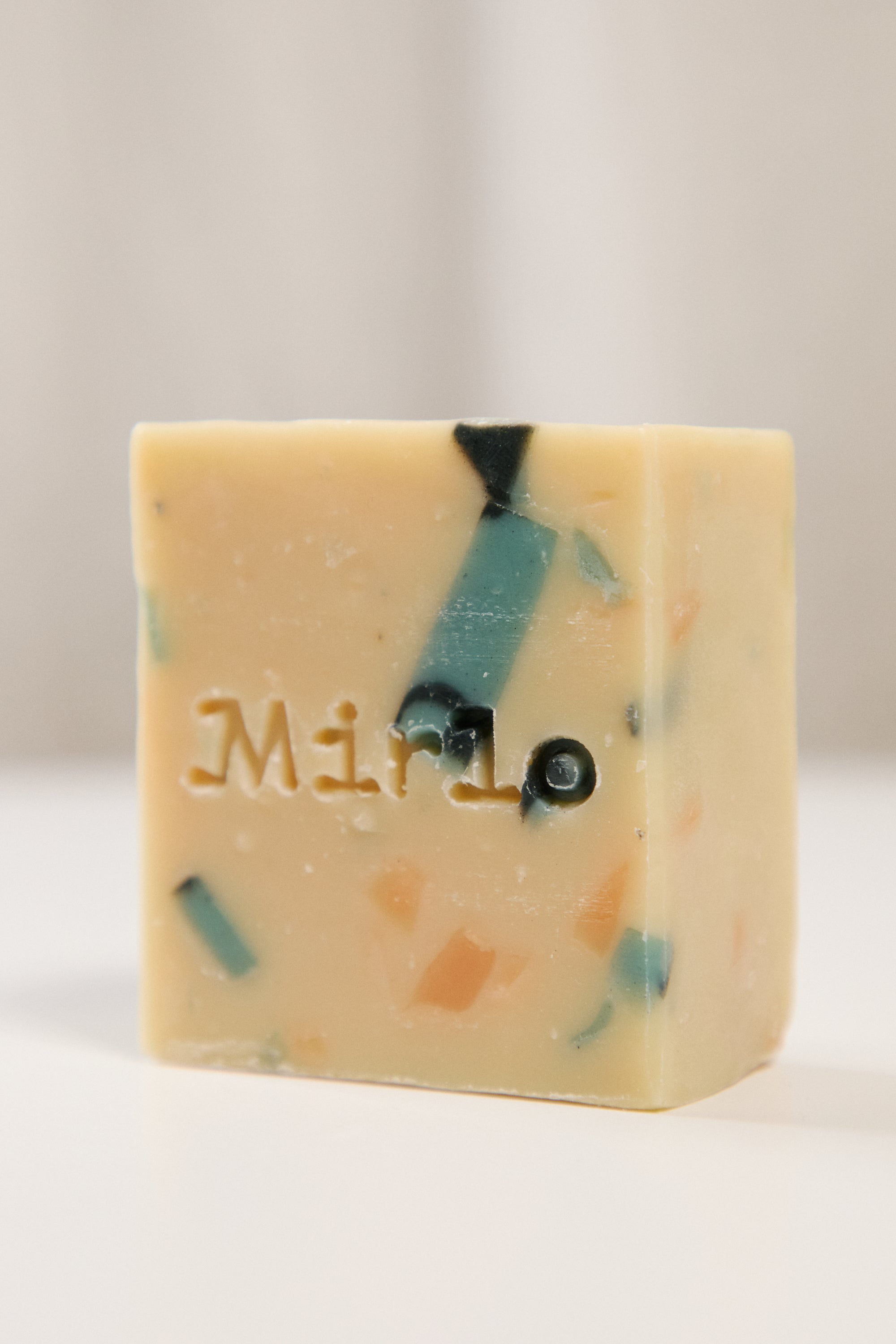 MIRLO OSANIN SOAP CLOSE UP