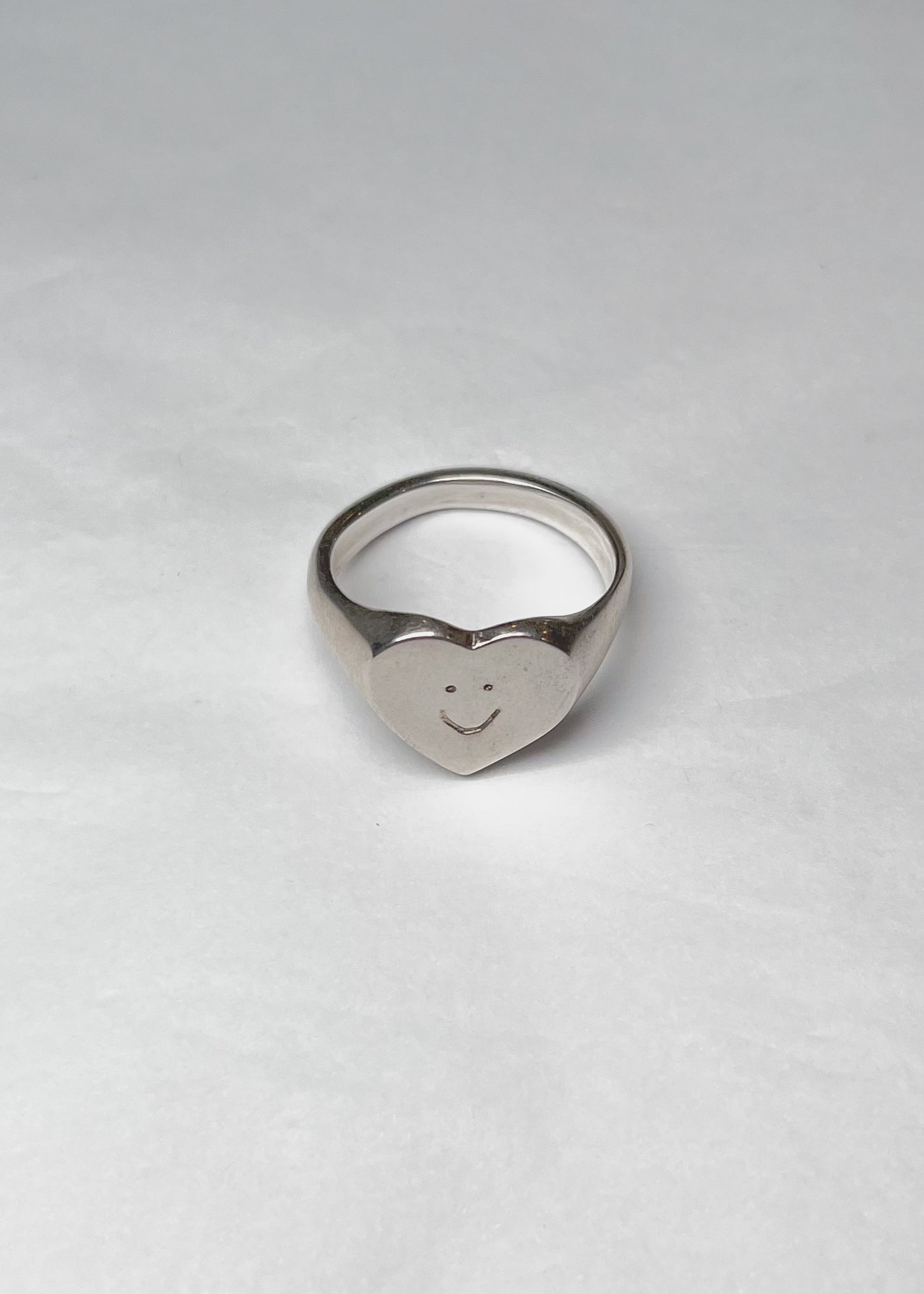 Sken Studio Smiley Heart Signet