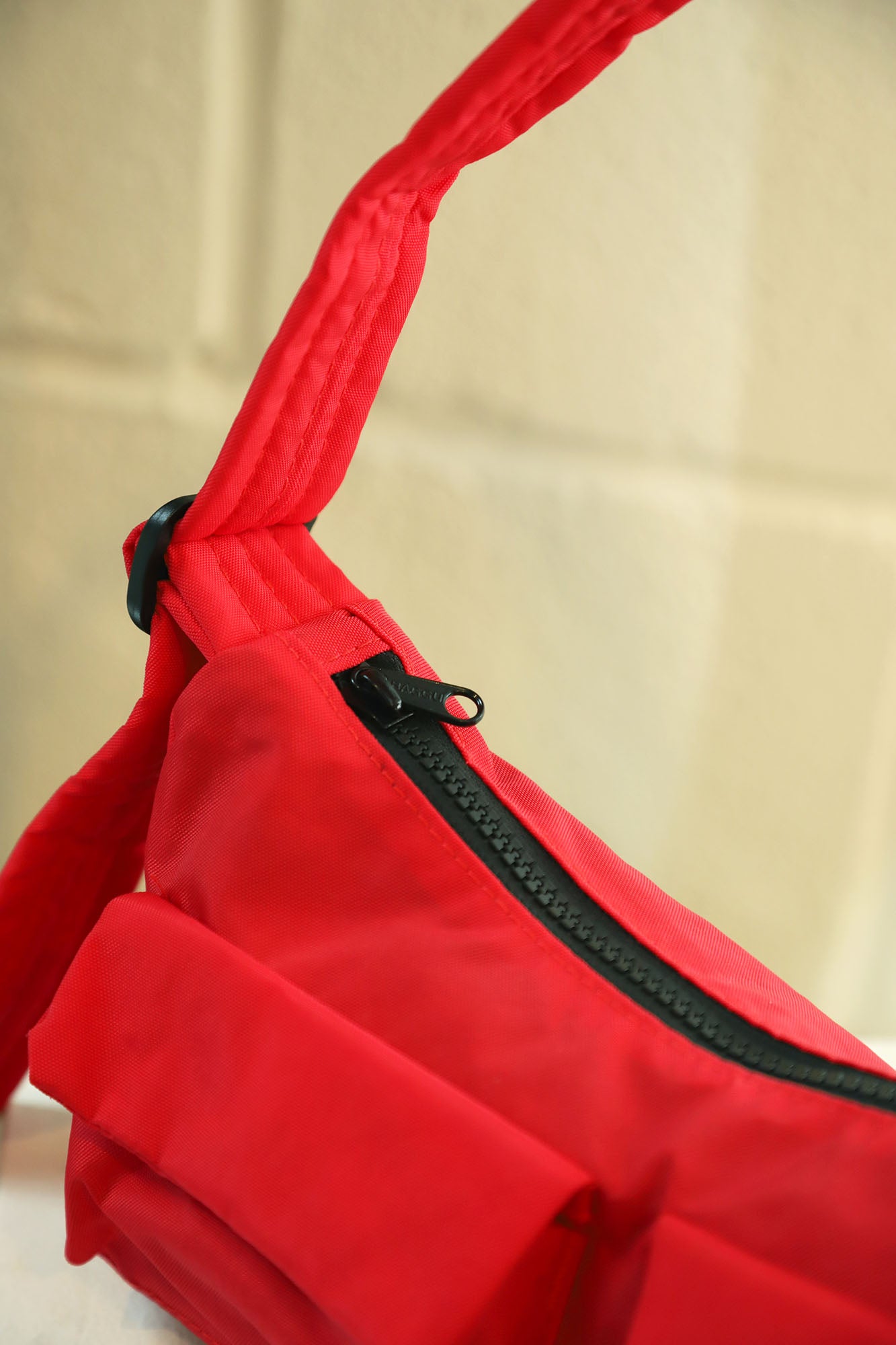 Baggu cargo shoulder bag in candy apple