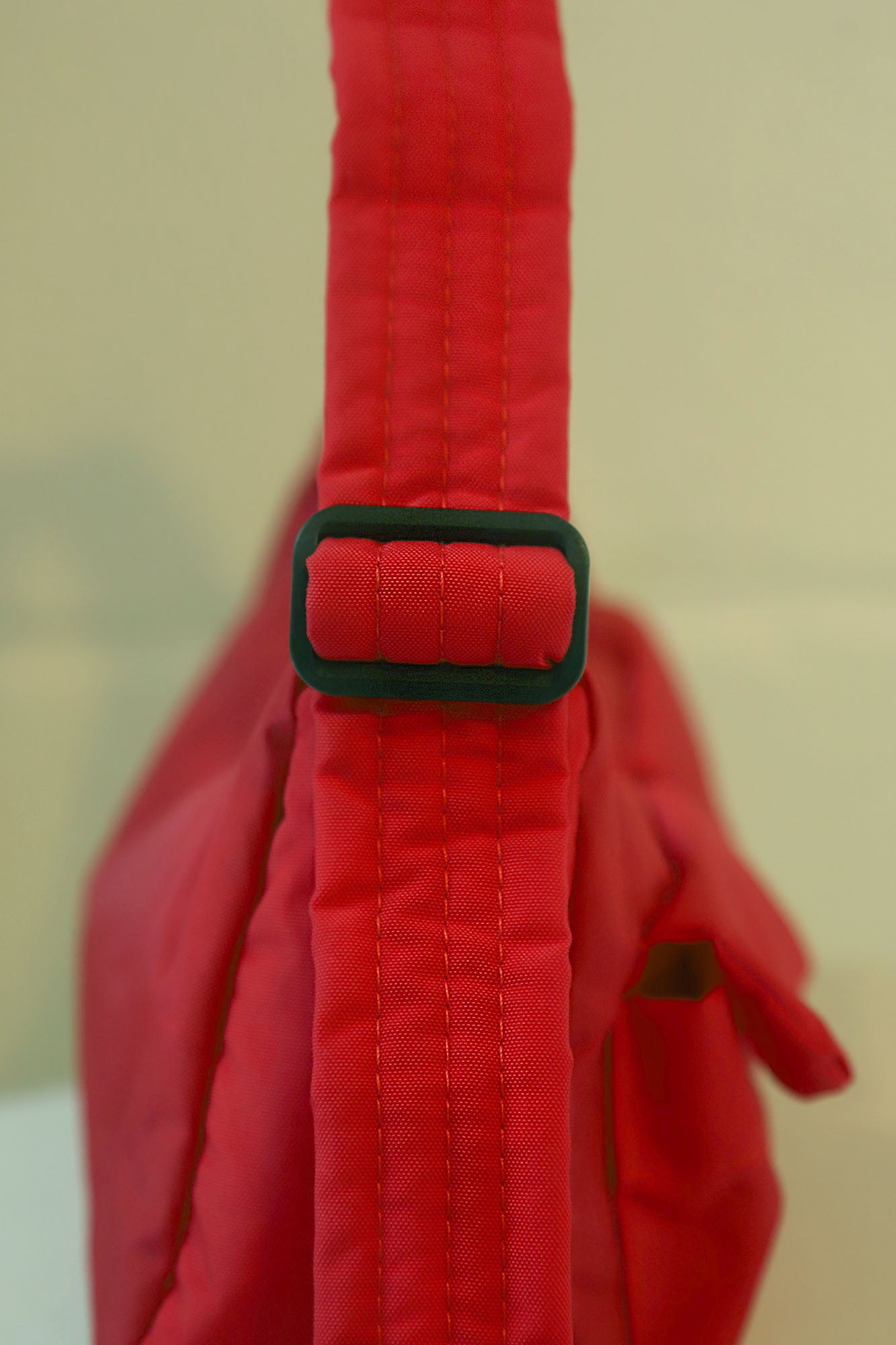 Baggu cargo shoulder bag in candy apple